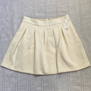 Banana Reublic NWT pleated mini skirt in cream.